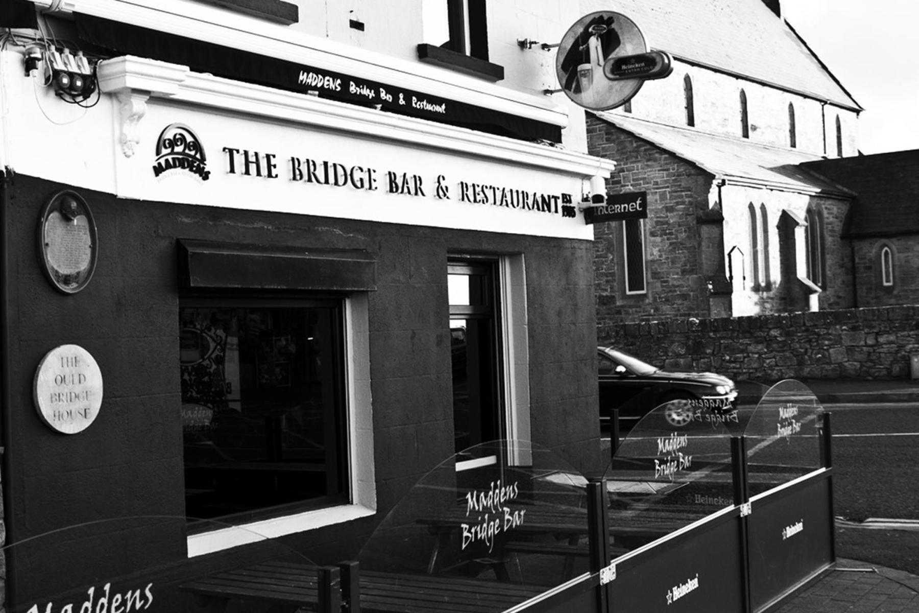 Maddens Bridge Bar & Guesthouse バンドラン エクステリア 写真