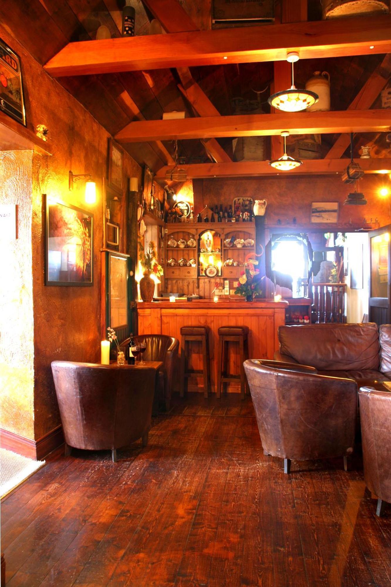 Maddens Bridge Bar & Guesthouse バンドラン エクステリア 写真