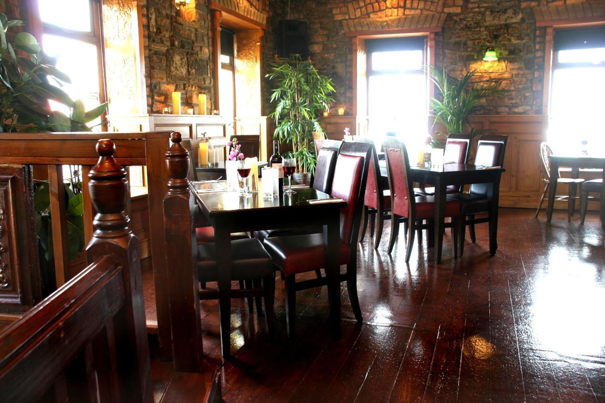 Maddens Bridge Bar & Guesthouse バンドラン エクステリア 写真